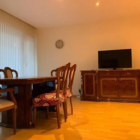Apartment Lovely Two Bedroom With Free Parking